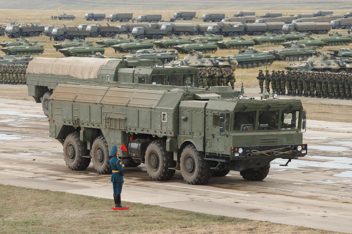 Техник военной техники. Маневры Восток 2018. Искандер Цугол. Восток 2018 Цугол. Армия РФ техника.