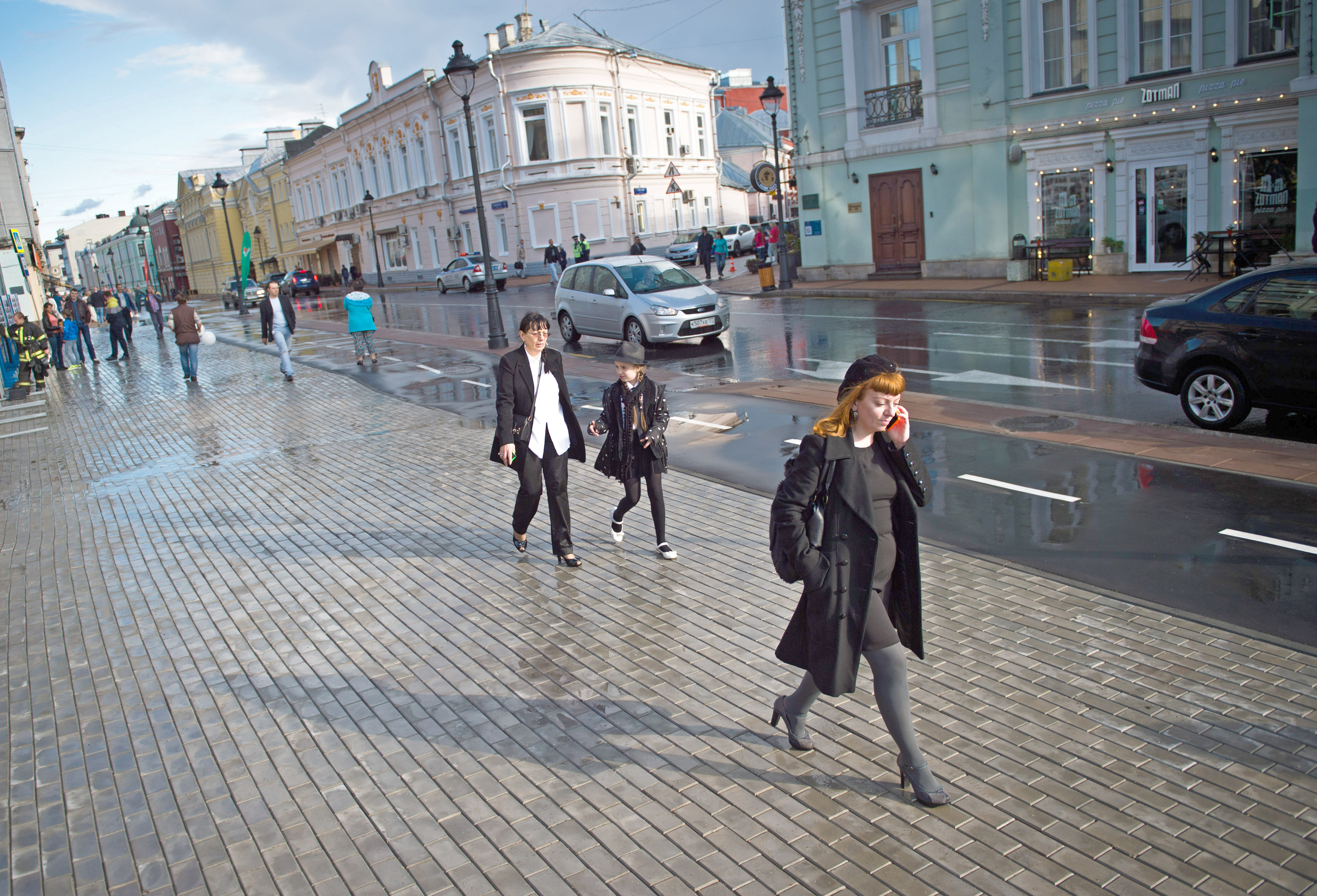 Что делать в центре города. Люди в городе. Люди на улице. Люди на улицах Москвы. Прогулки по городу.