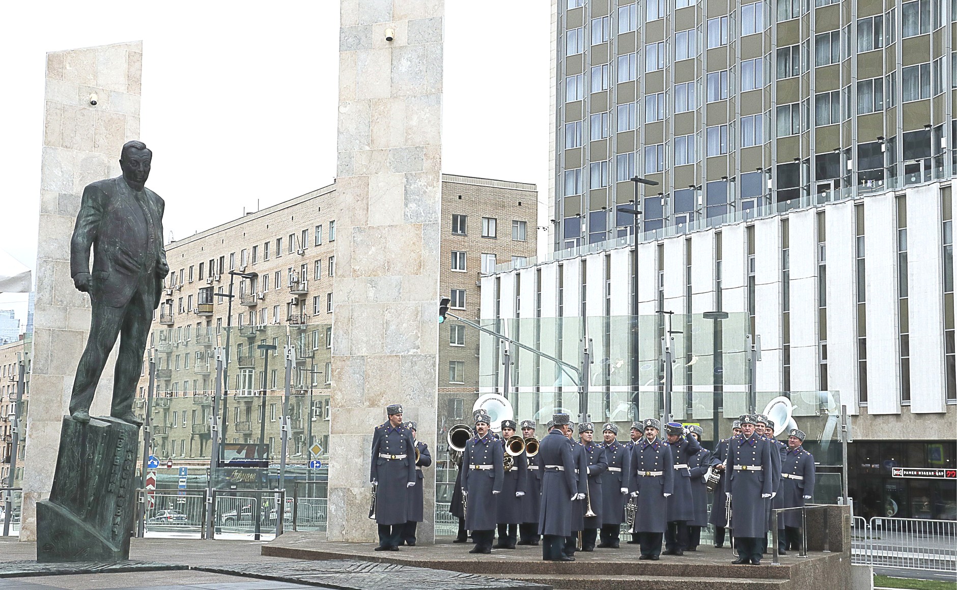 памятник примакову на смоленской площади в москве