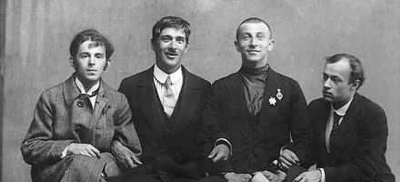 Осип Мандельштам, Корней Чуковский, Бенедикт Лившиц и Юрий Анненков, проводы на фронт. Случайная фотография Карла Буллы, 1914 год. Автор: Карл Карлович Булла, общественное достояние, ru.wikipedia.org