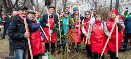 На Никитском бульваре заложили «Аллею 100-летия первых субботников»