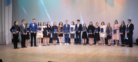 Золотые медалисты и 100-балльники Карелии получат по пять тысяч рублей